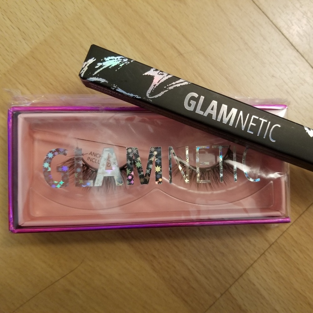 Magnetic False Cat Eye Lashes and Black Eyeliner